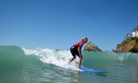 UNE PLONGÉE DANS L’HISTOIRE DU SURF, À L’ÉCOLE DE SURF JO MORAIZ